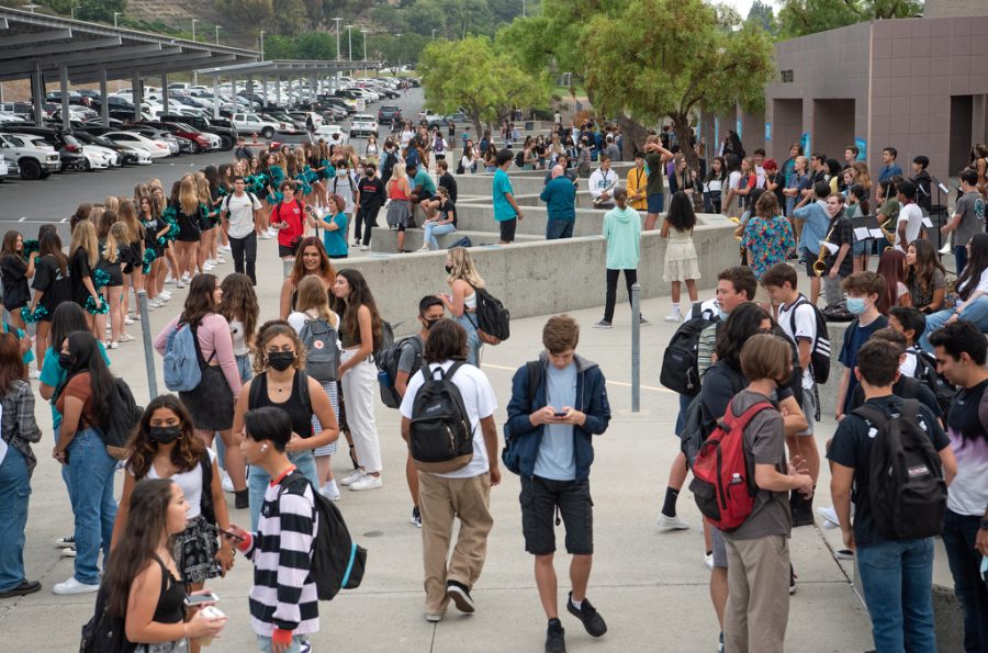 Students+visit+with+each+other+as+they+arrive+on+campus+before+the+start+of+the+first+classes+of+the+year+at+Aliso+Niguel+High+School+on+Tuesday%2C+August+17%2C+2021.+%28Photo+by+Jeff+Antenore%2C+Contributing+Photographer%29
